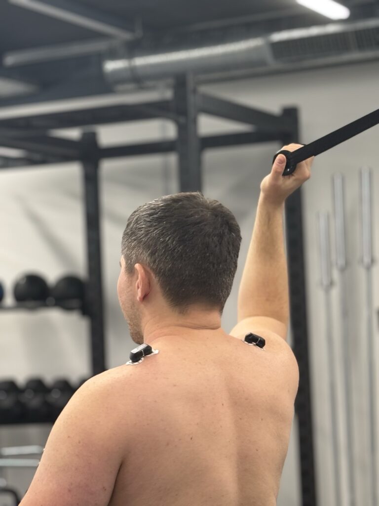 Sportler bei funktioneller Leistungsdiagnostik mit Bewegungssensoren
