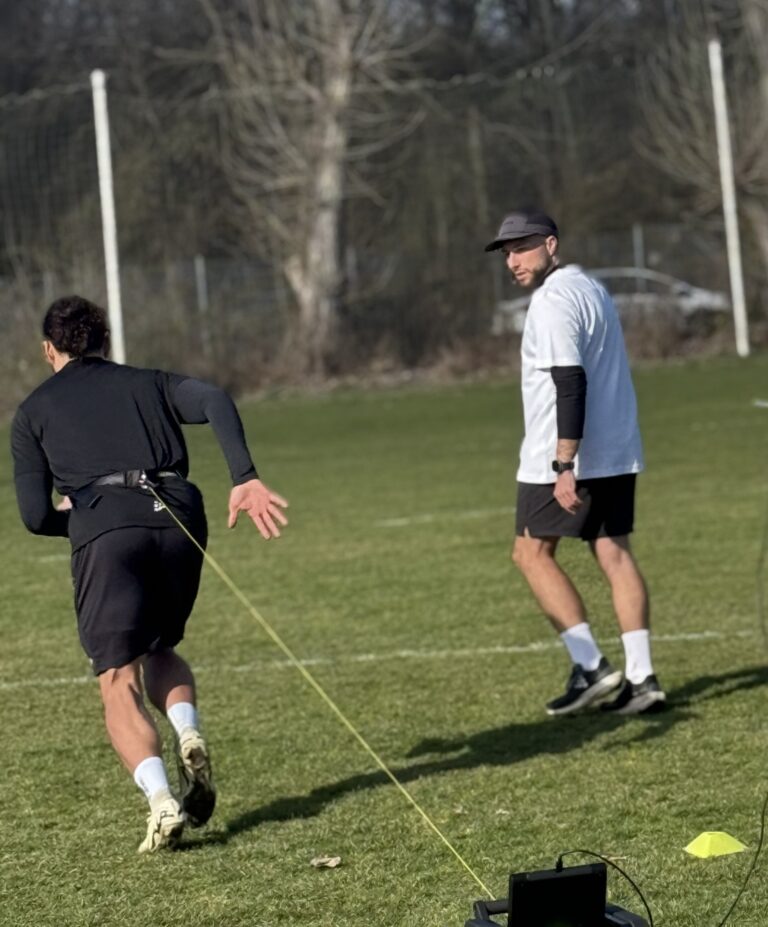 Sprinttraining mit Widerstandszug für Fußballer in Leipzig