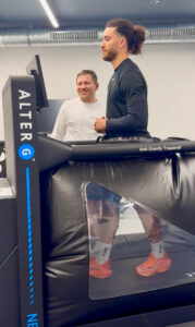 AlterG Anti-Schwerkraft-Laufband bei Reinker Reha-Athletic in Leipzig für Gewichtsentlastung, Laufanalyse und Sportrehabilitation