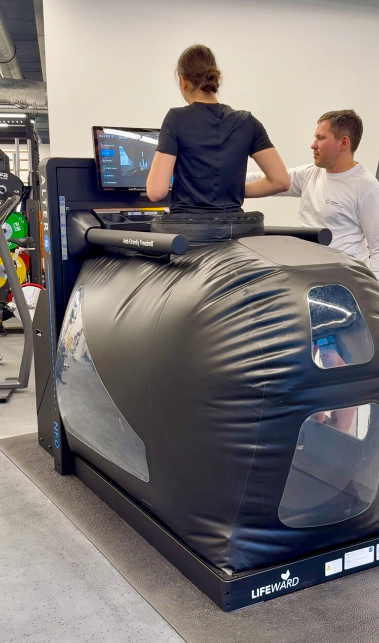 AlterG Anti-Schwerkraft-Laufband bei Reinker Reha-Athletic in Leipzig für Gewichtsentlastung, Laufanalyse und Sportrehabilitation